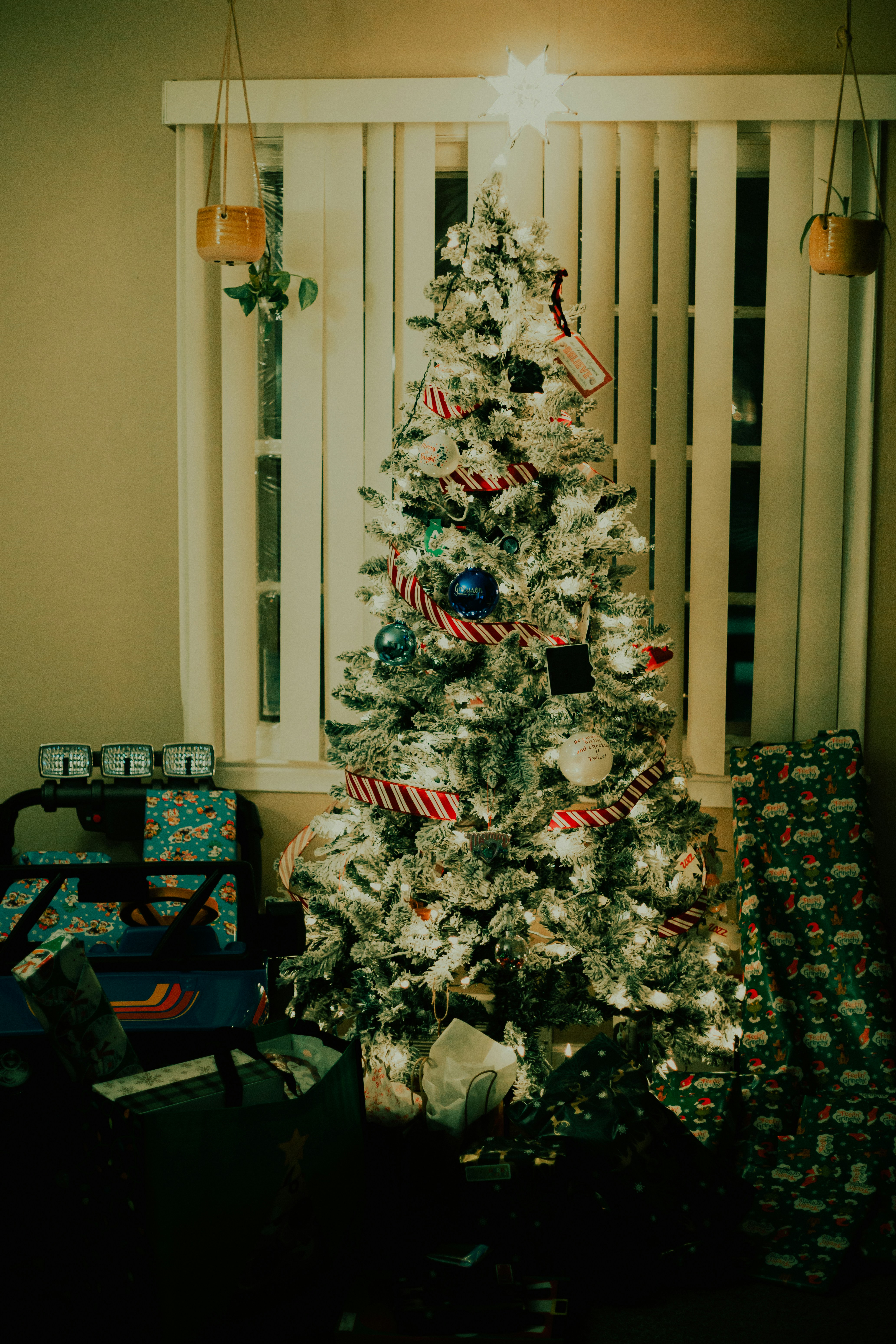 vintage living room wallpaper, wallpaper, Unique Living Room Lighting: Traditional Fixtures 2