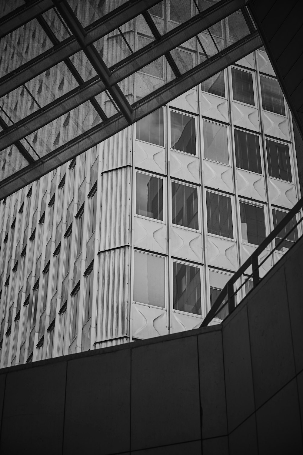 a black and white photo of a building