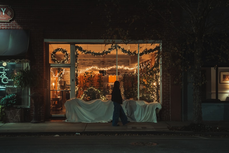 Mujer caminando por calle nocturna
