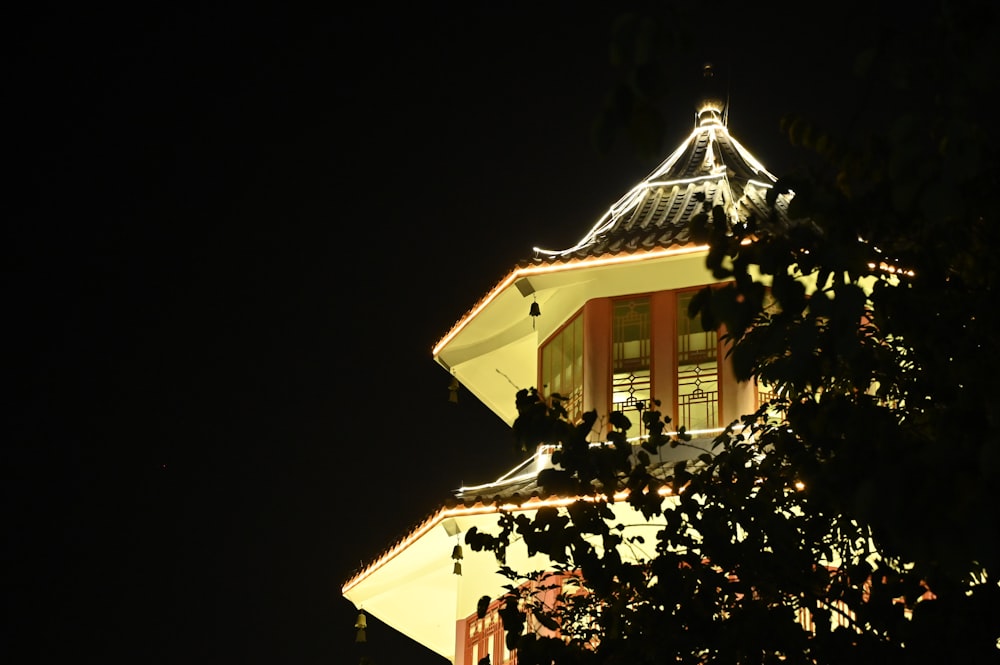 Ein nachts leuchtender Glockenturm