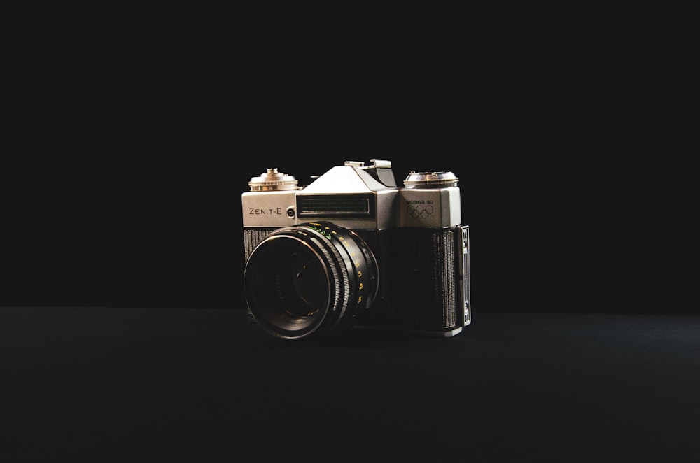 Una macchina fotografica vecchio stile con uno sfondo nero