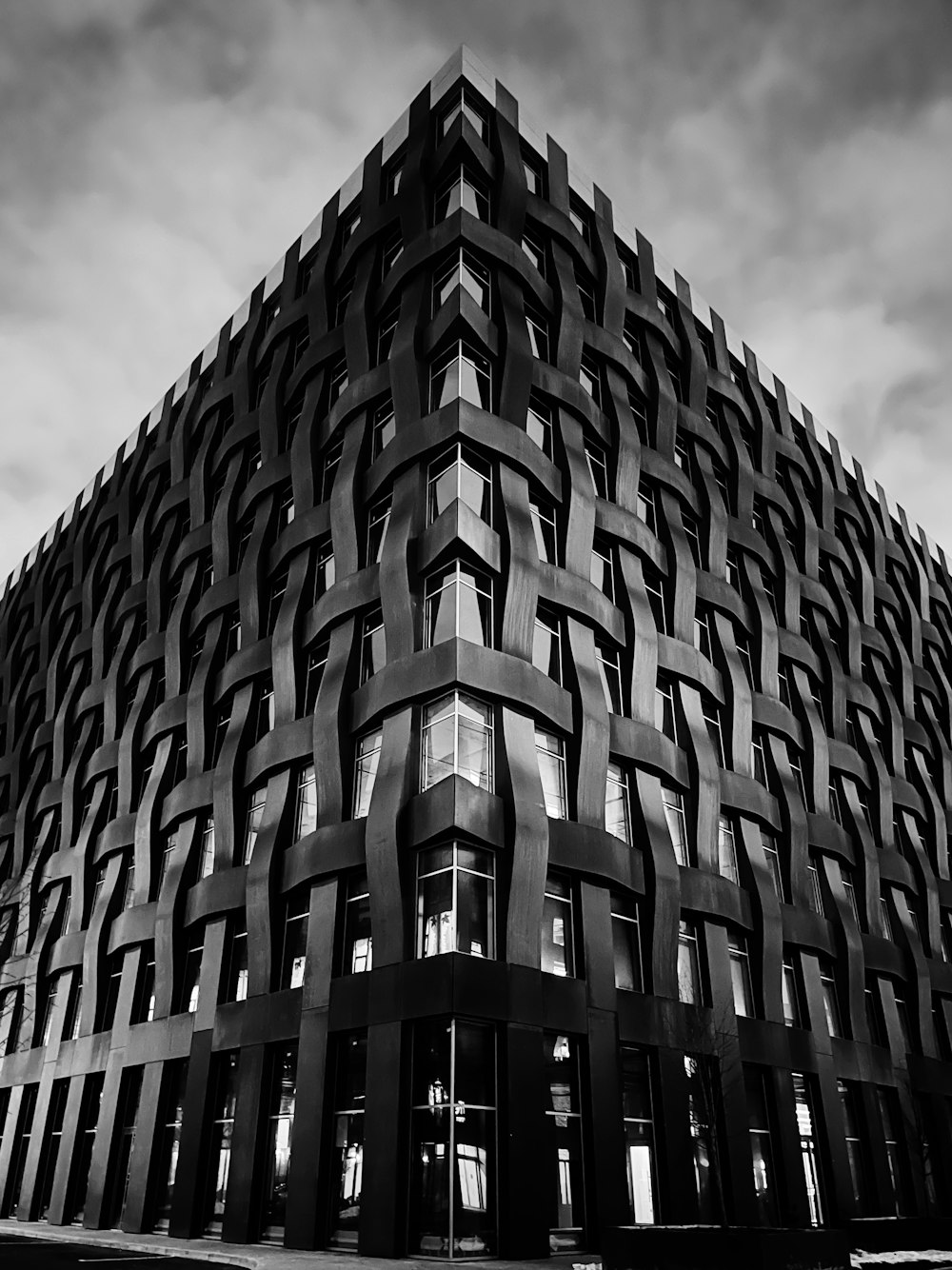 a black and white photo of a building