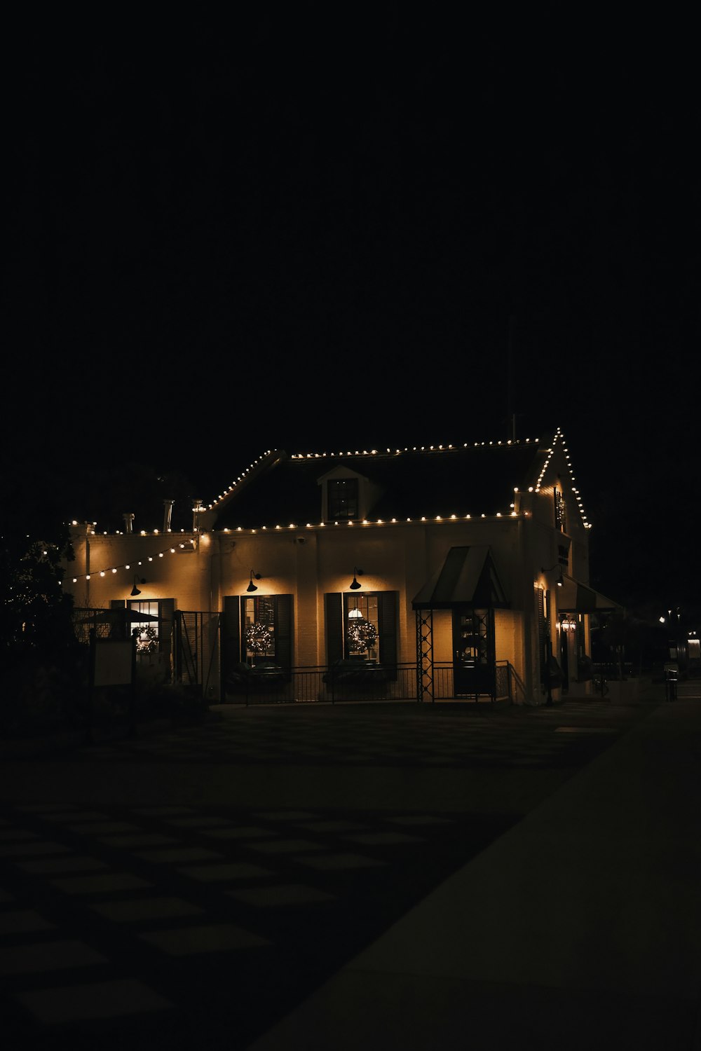 Un edificio illuminato con luci natalizie di notte