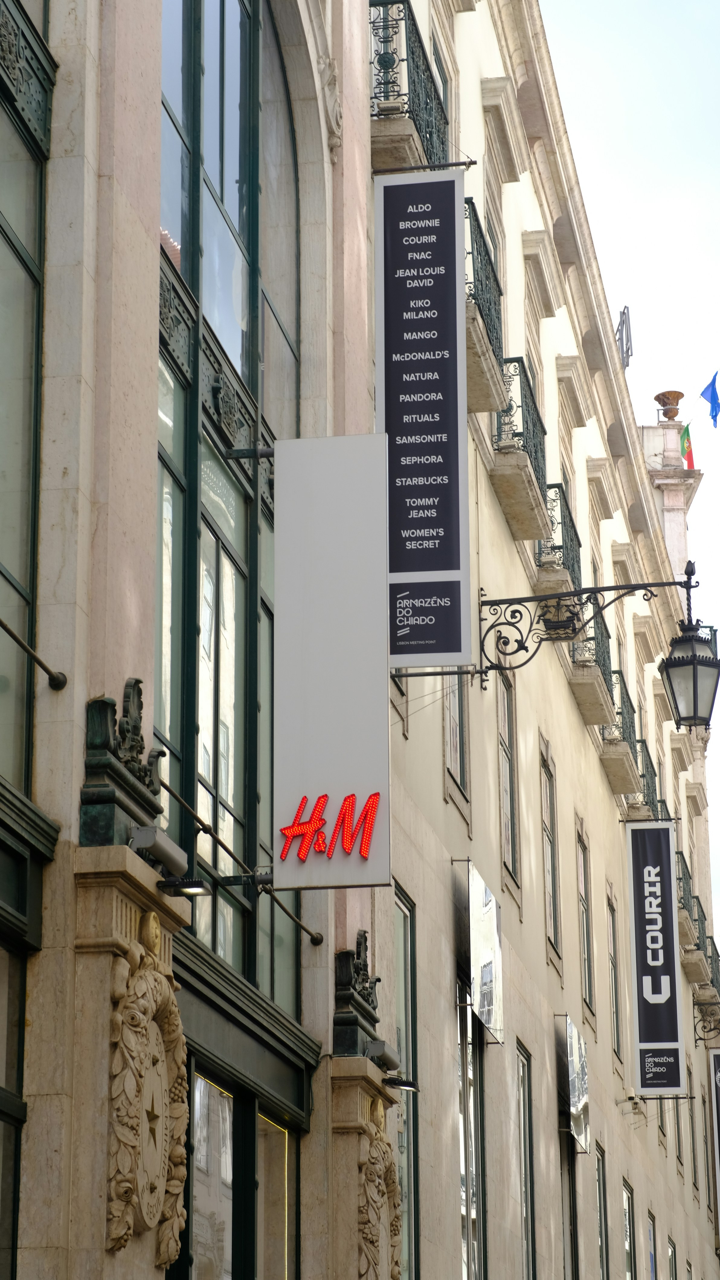 Un edificio alto con un letrero en el costado