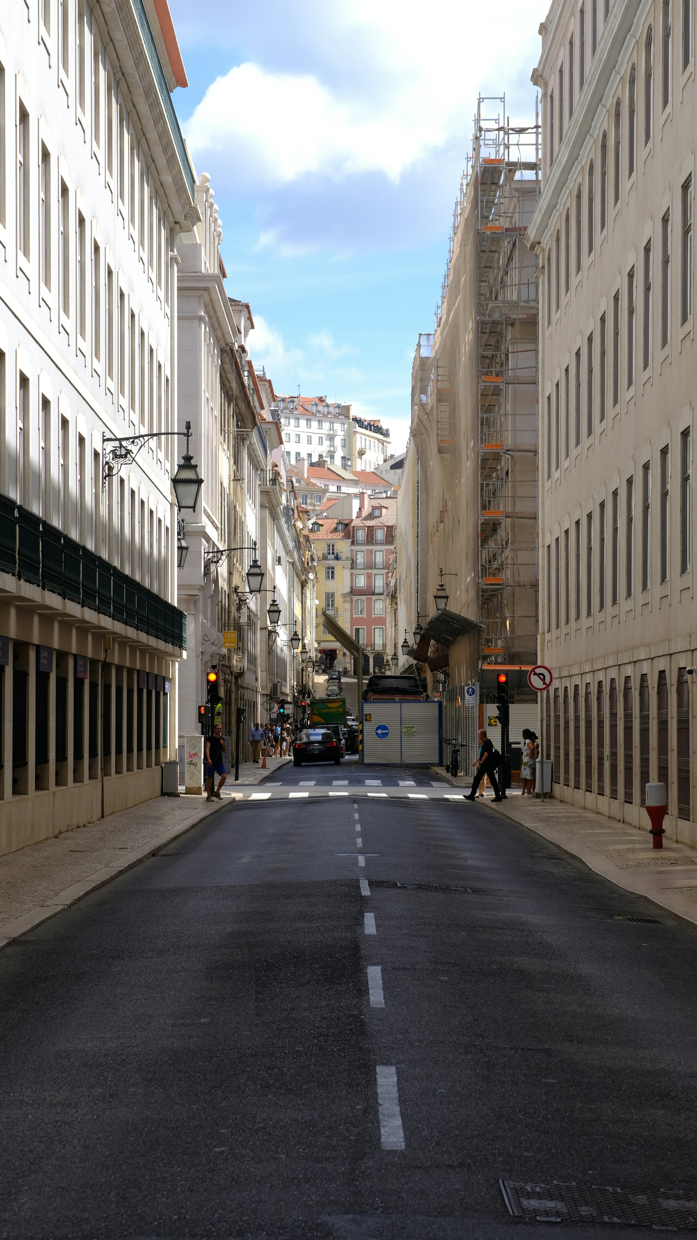 Una calle de la ciudad bordeada de altos edificios blancos