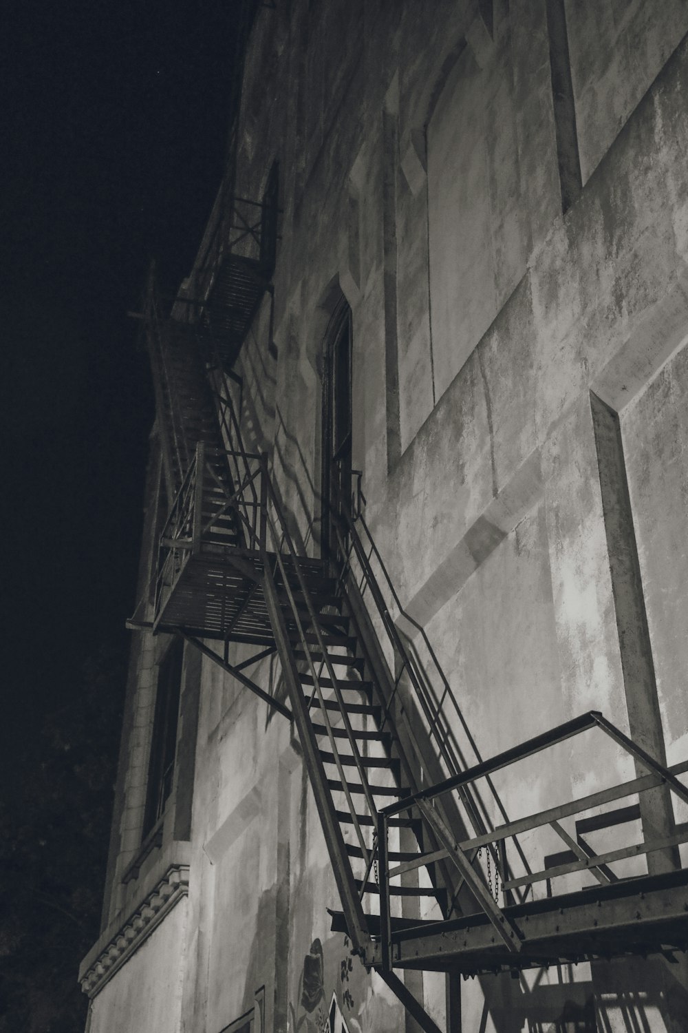 une photo en noir et blanc d’un escalier de secours