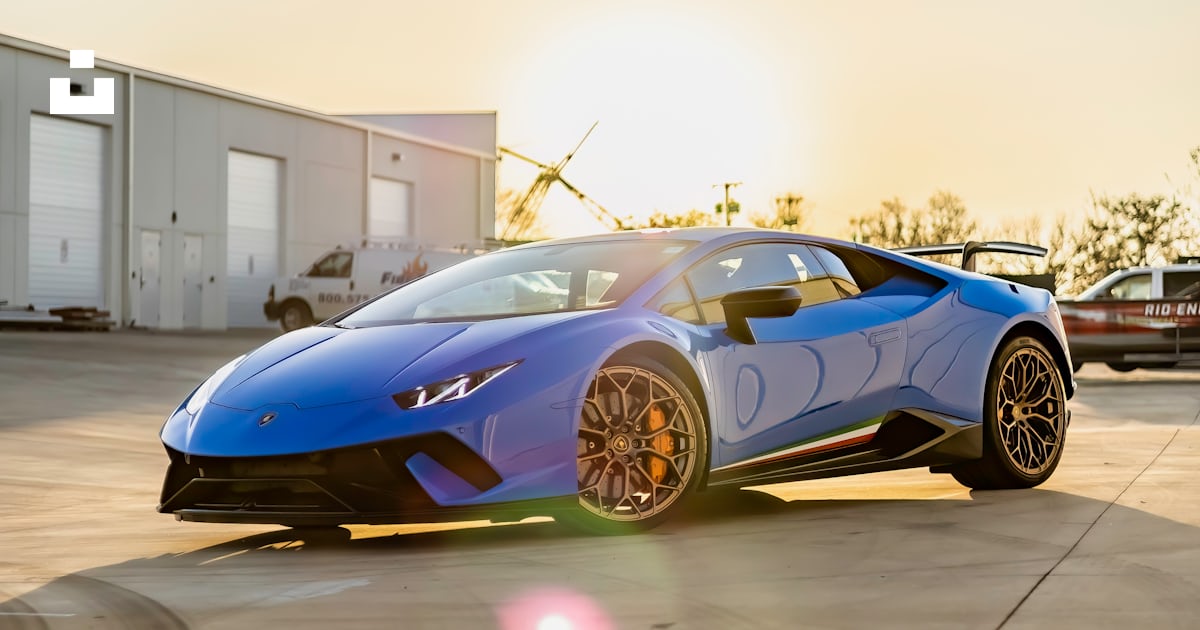 駐機場の上に座る青いスポーツカーの写真 Unsplashの無料エキゾチック写真