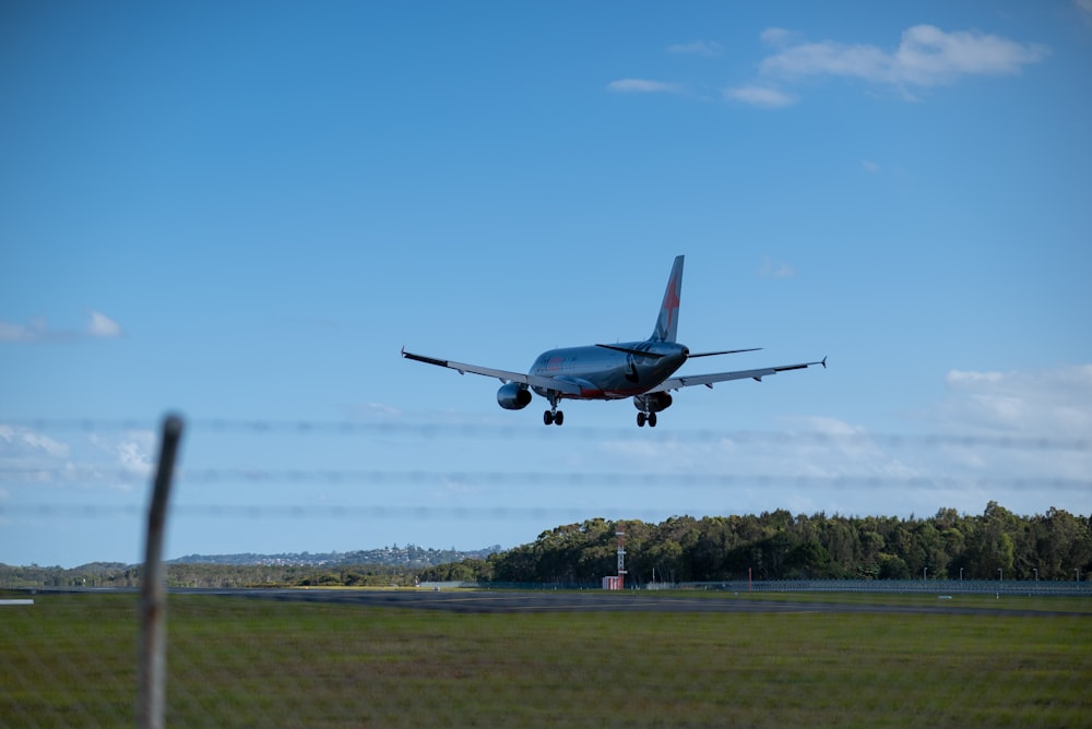 Un grande aereo di linea che vola attraverso un cielo blu