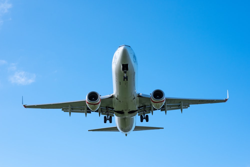 Un grande aereo di linea che vola attraverso un cielo blu