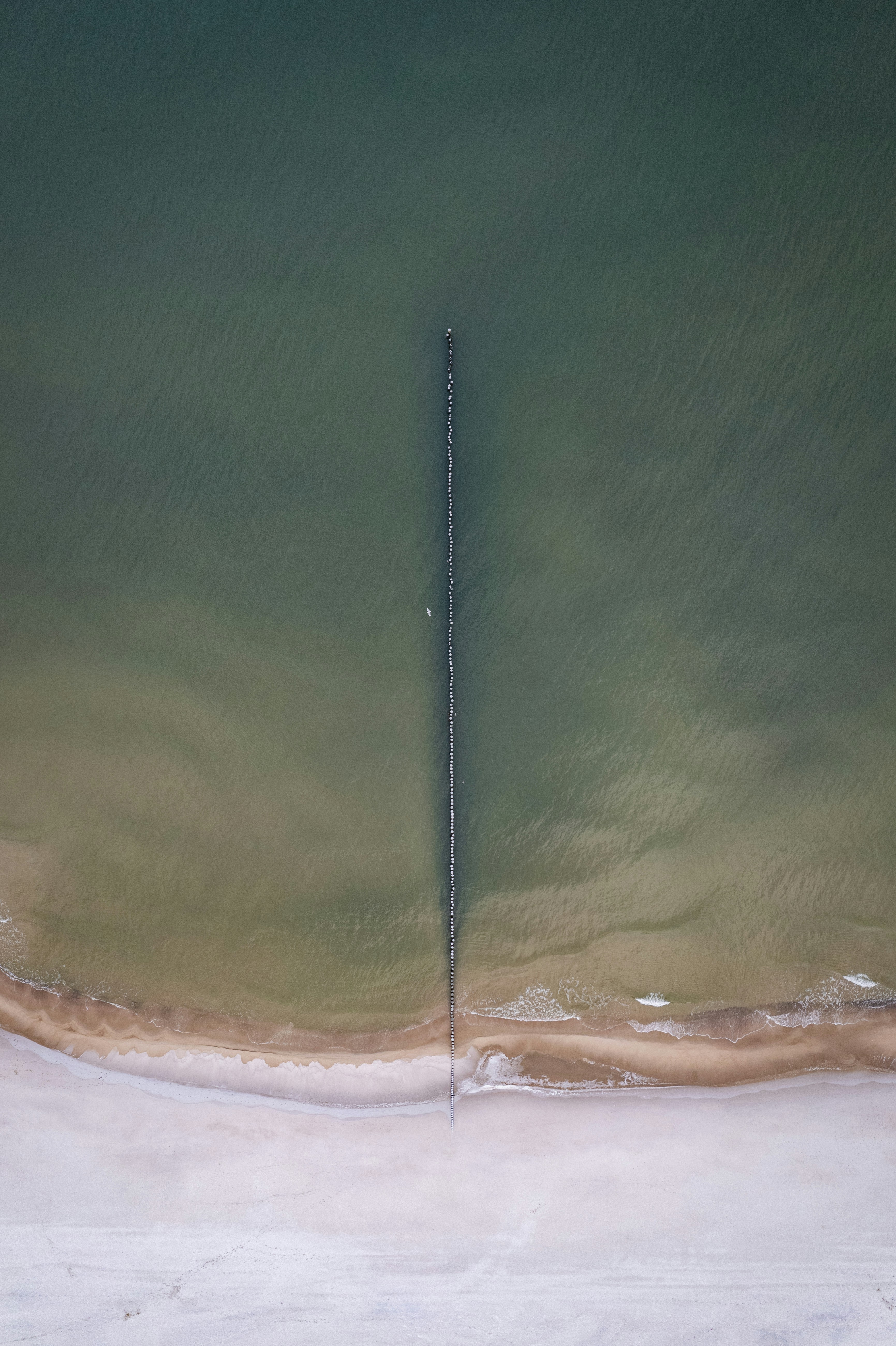 Una vista aérea de un barco en el agua
