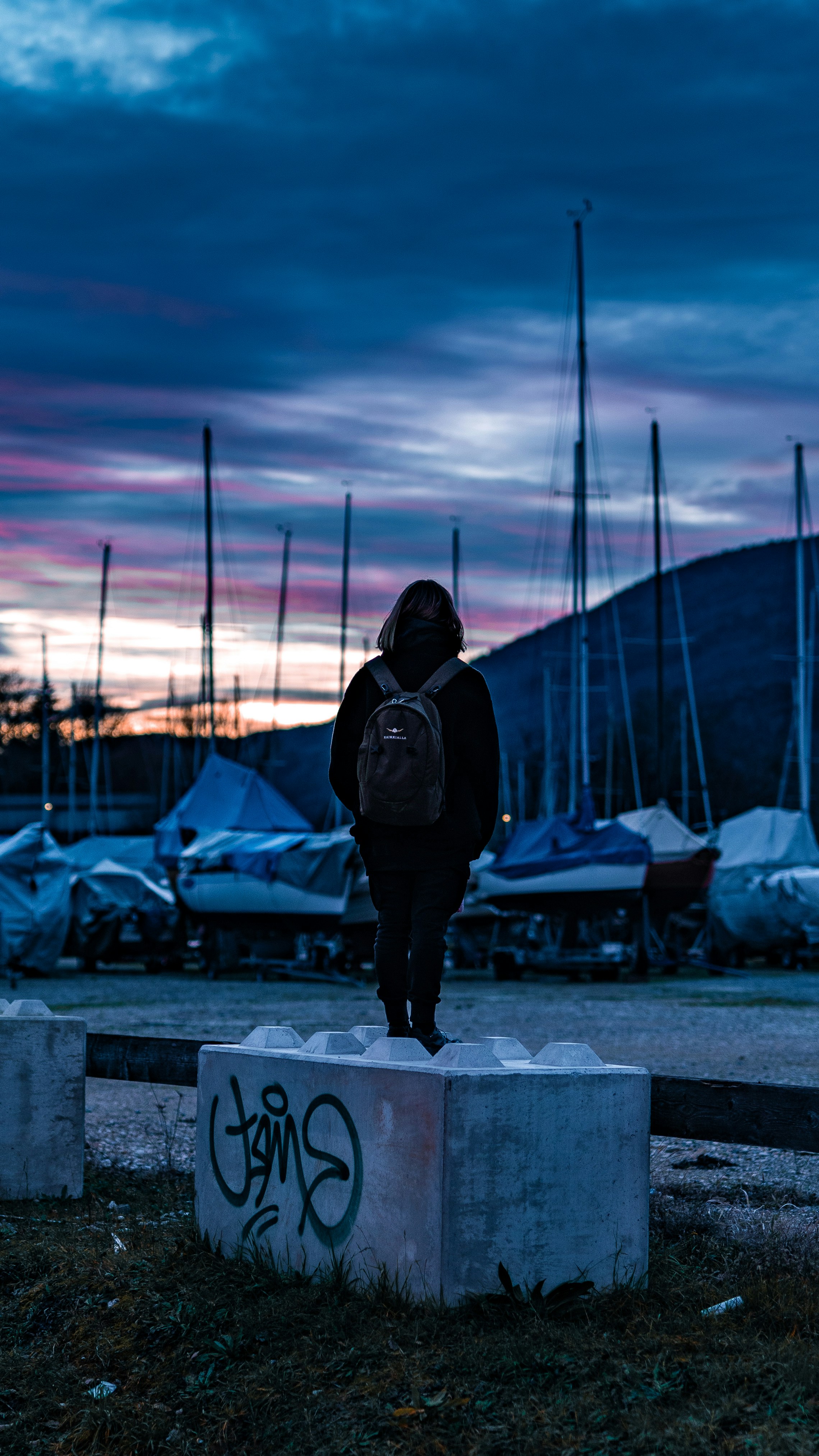 Una persona con una mochila parada en un bloque