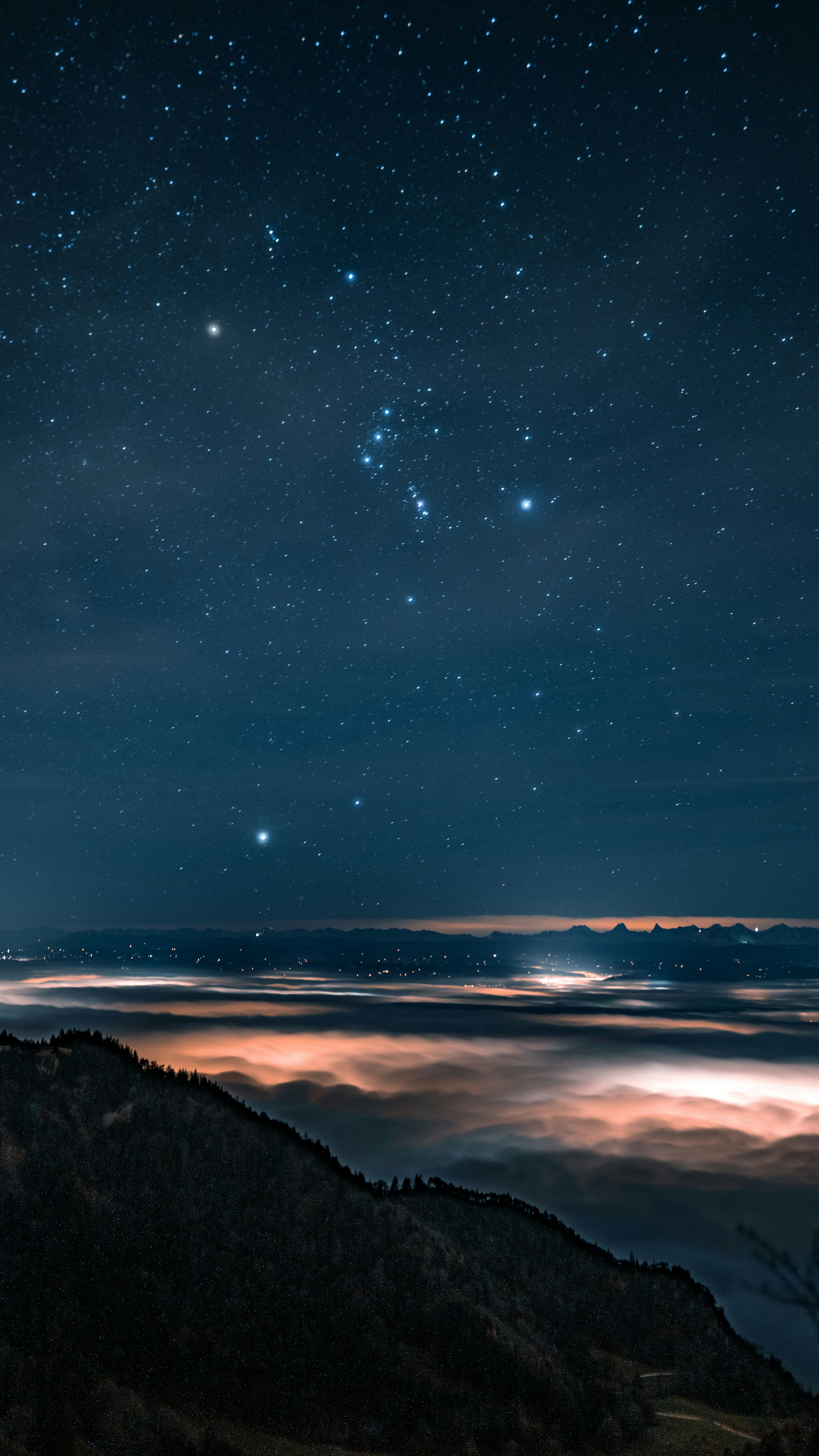 El cielo nocturno está lleno de estrellas y nubes