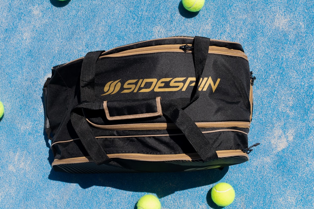 a duffle bag sitting on top of a tennis court