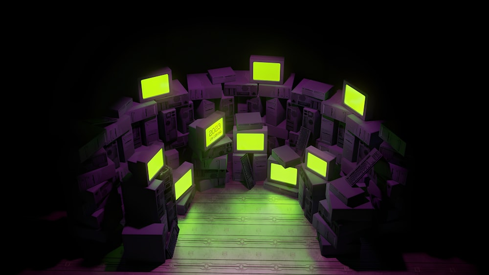 Una stanza piena di un sacco di cubi viola e gialli