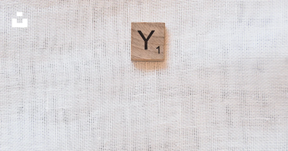 A wooden block with the word y on it photo – Free Why Image on Unsplash
