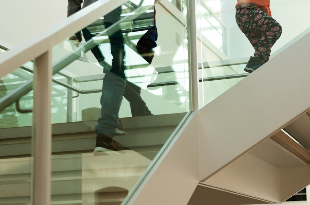 Un par de personas bajando un conjunto de escaleras