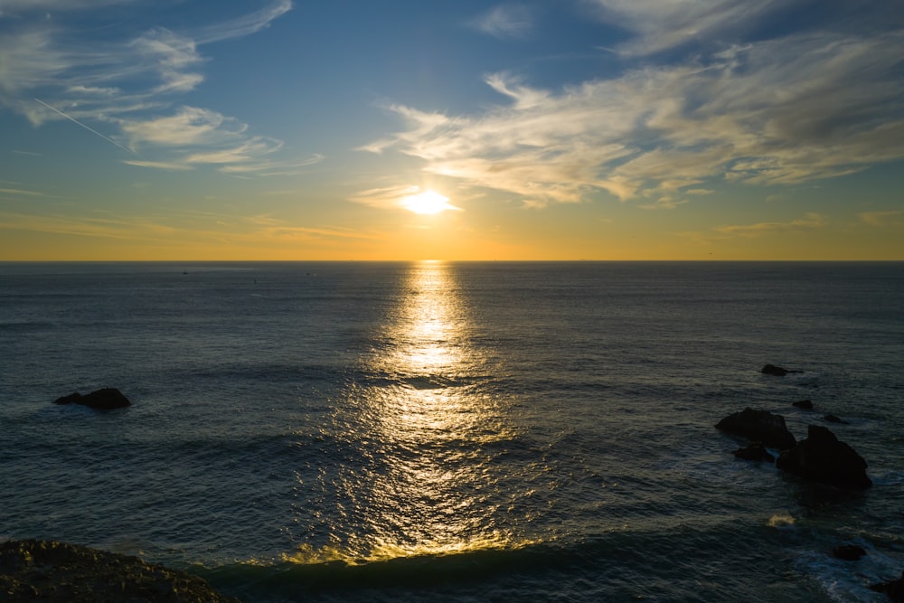 Il sole sta tramontando sull'oceano in una giornata limpida