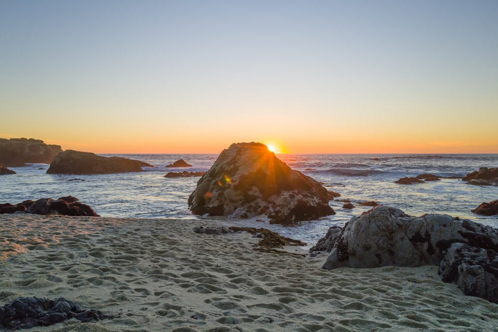 Le soleil se couche sur l’océan sur la plage