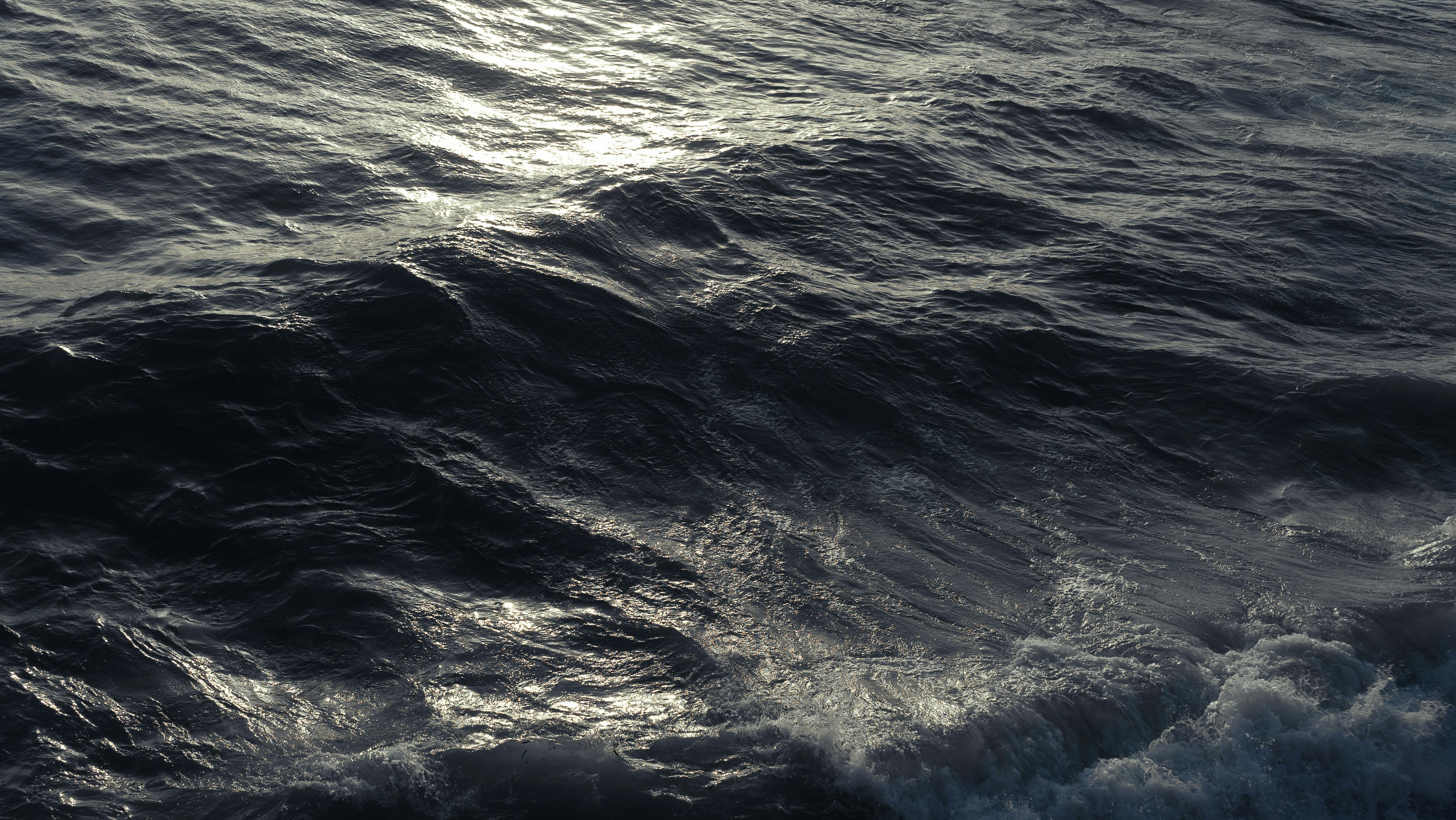 Turbulent sea representing the high-risk nature of marine operations - commercial boat insurance
