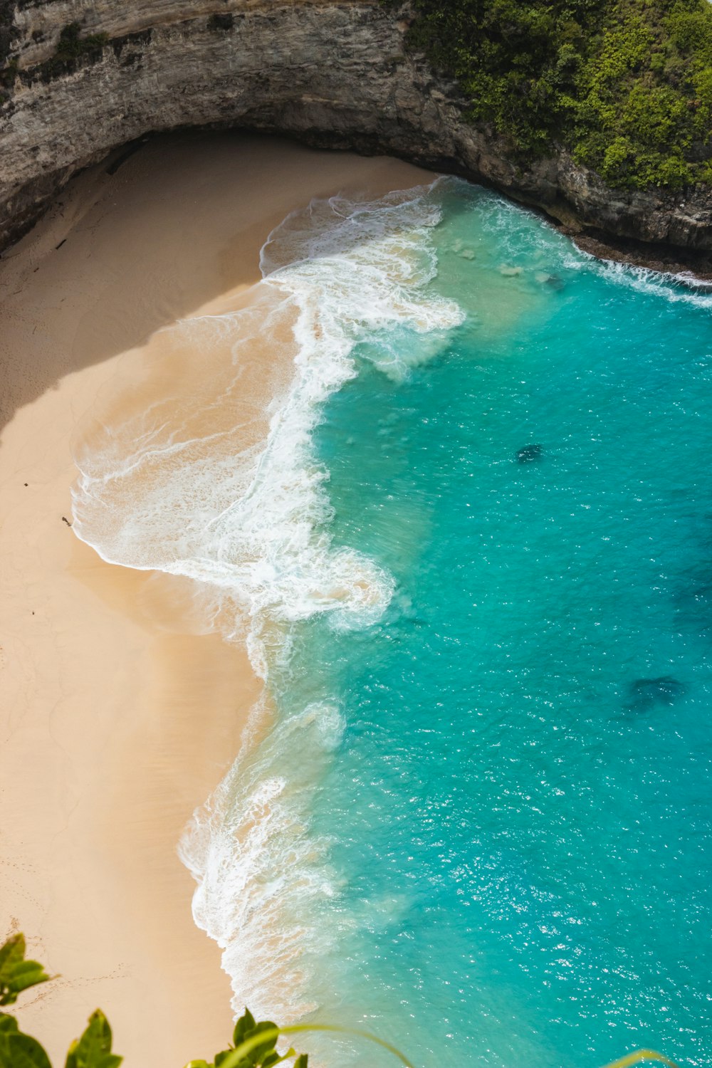 Una vista aérea de una playa de arena y el océano