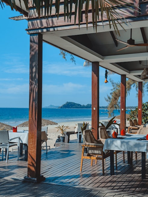 An inviting dining setup at Oro Pizzeria with a view of Marsana Beach.