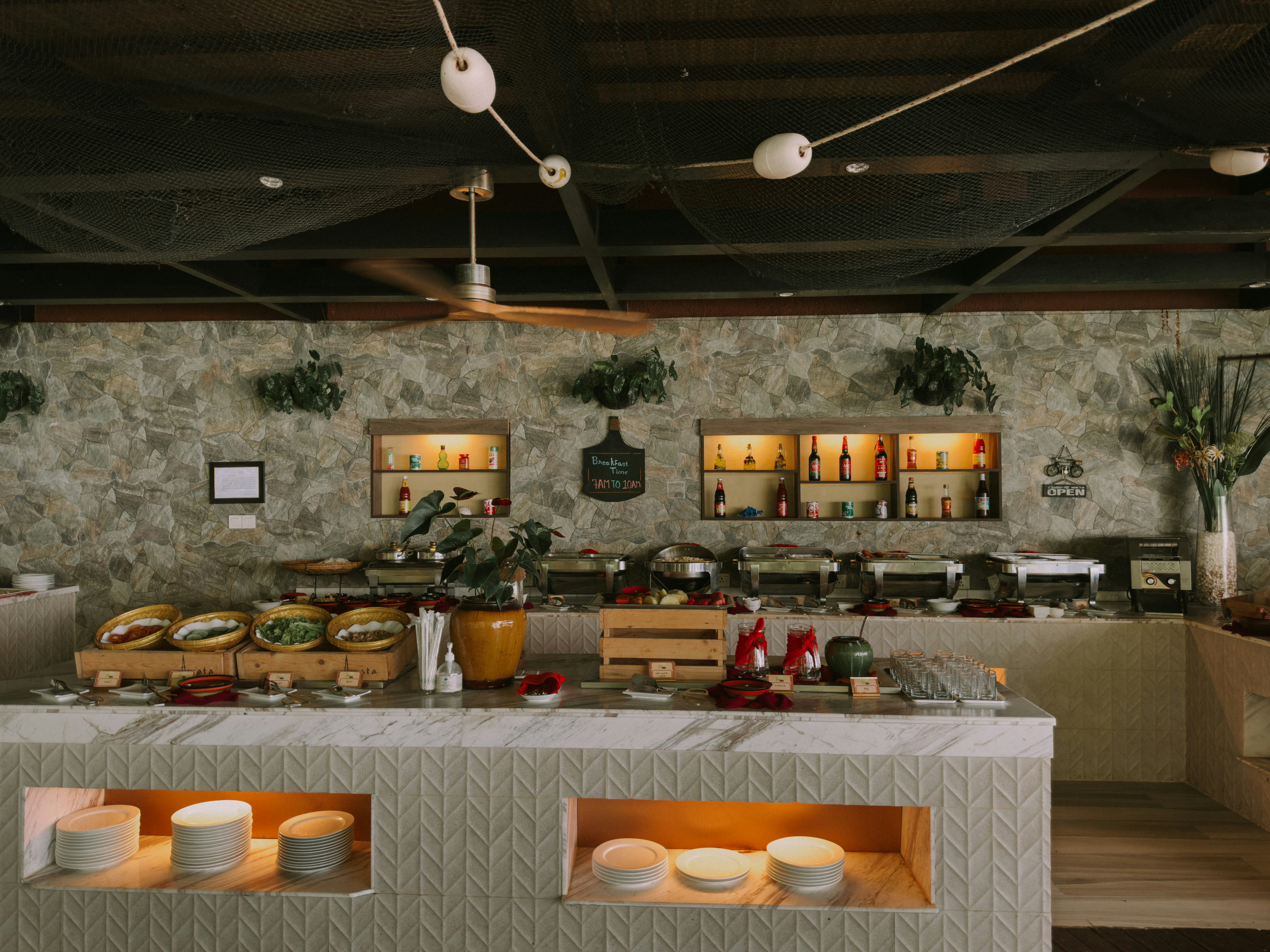 Variedad de platos tradicionales vascos en buffet