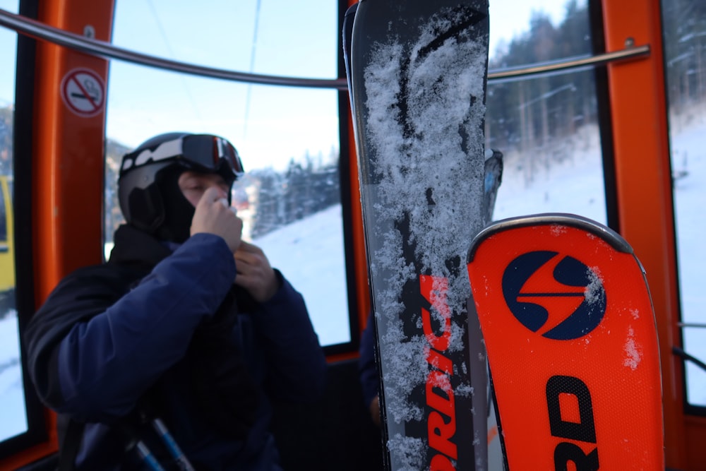 eine Person auf einem Skilift mit einem Snowboard