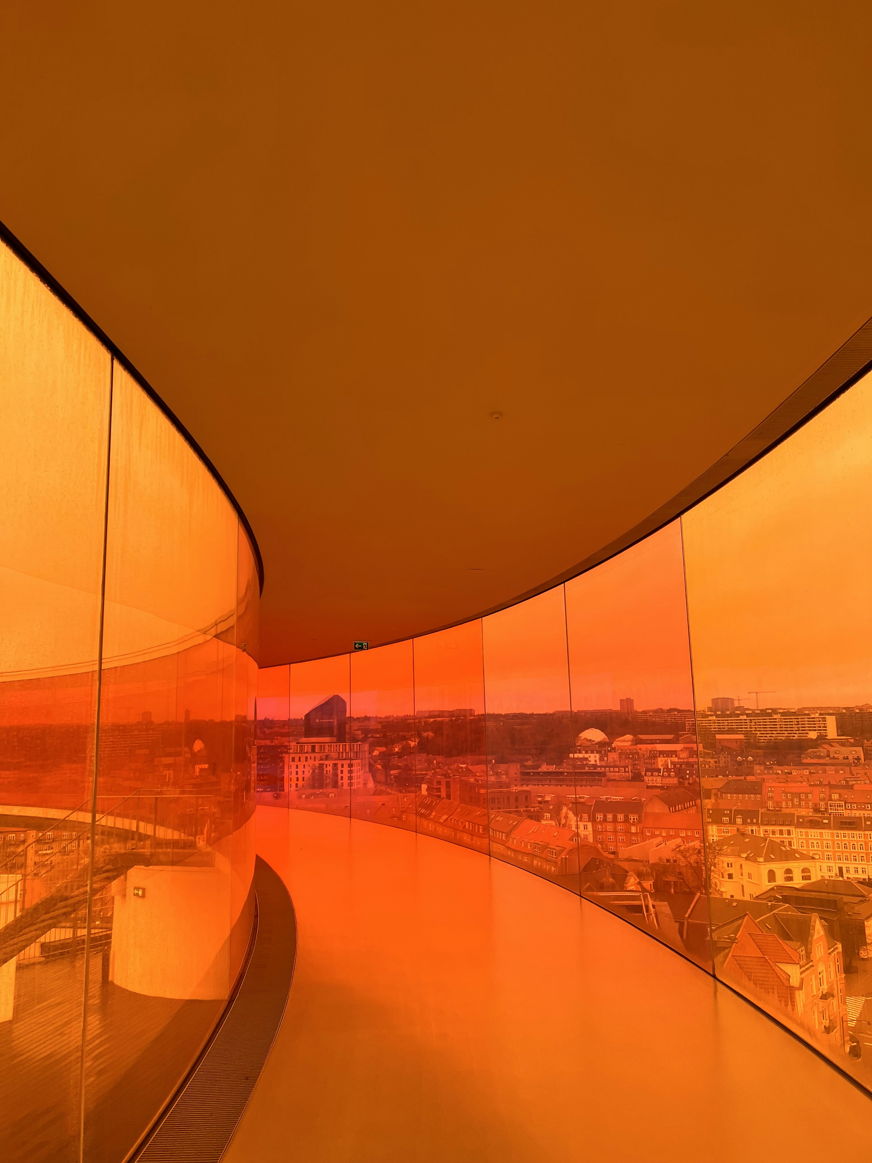 Une vue d’une ville à travers un mur de verre