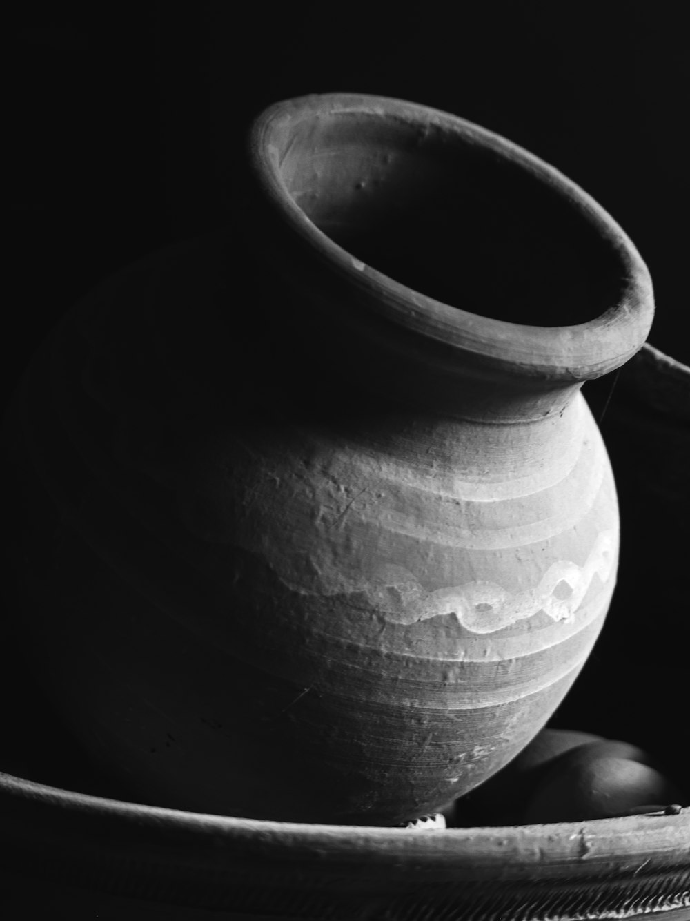 a black and white photo of a vase