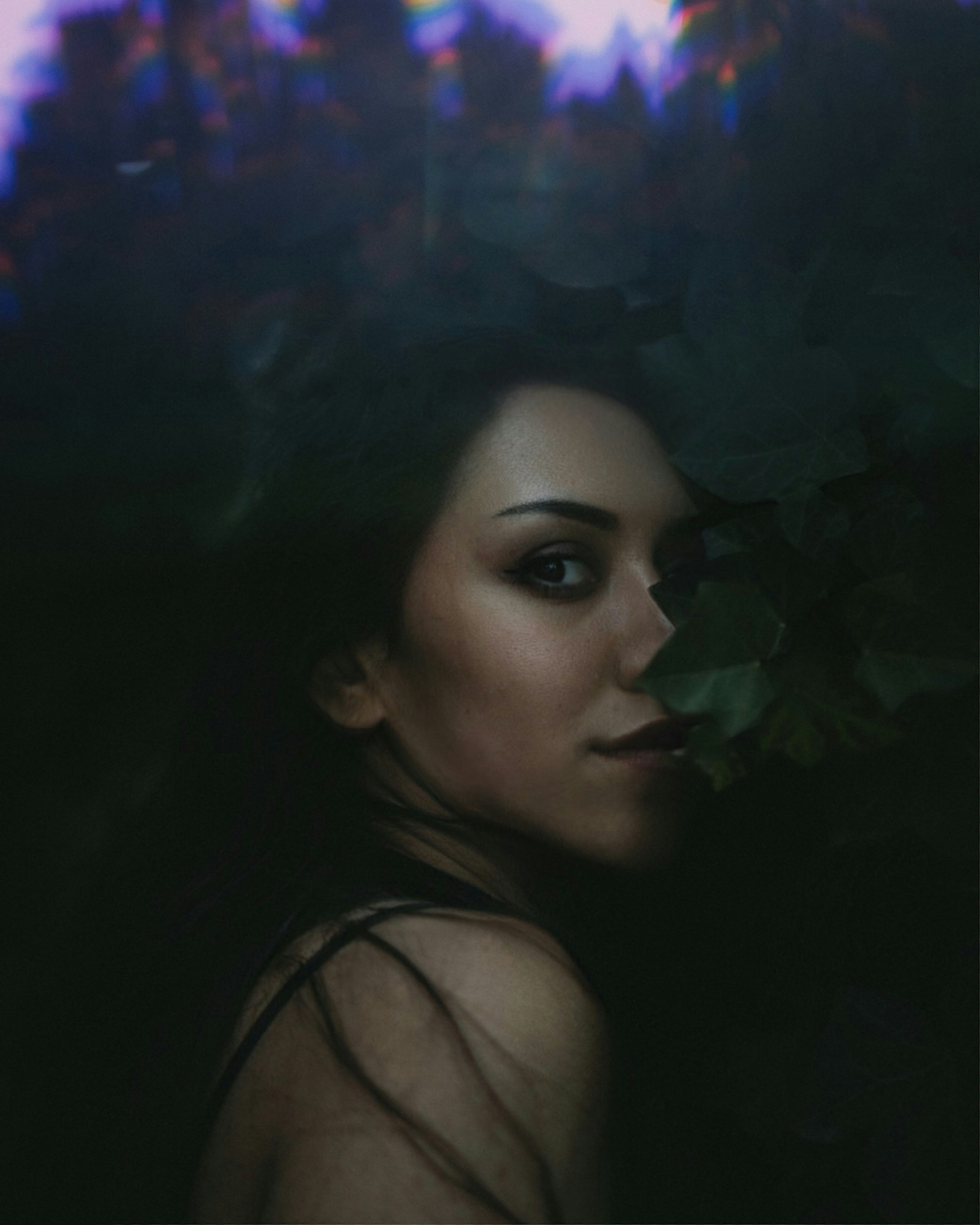 Una donna in piedi davanti a un albero