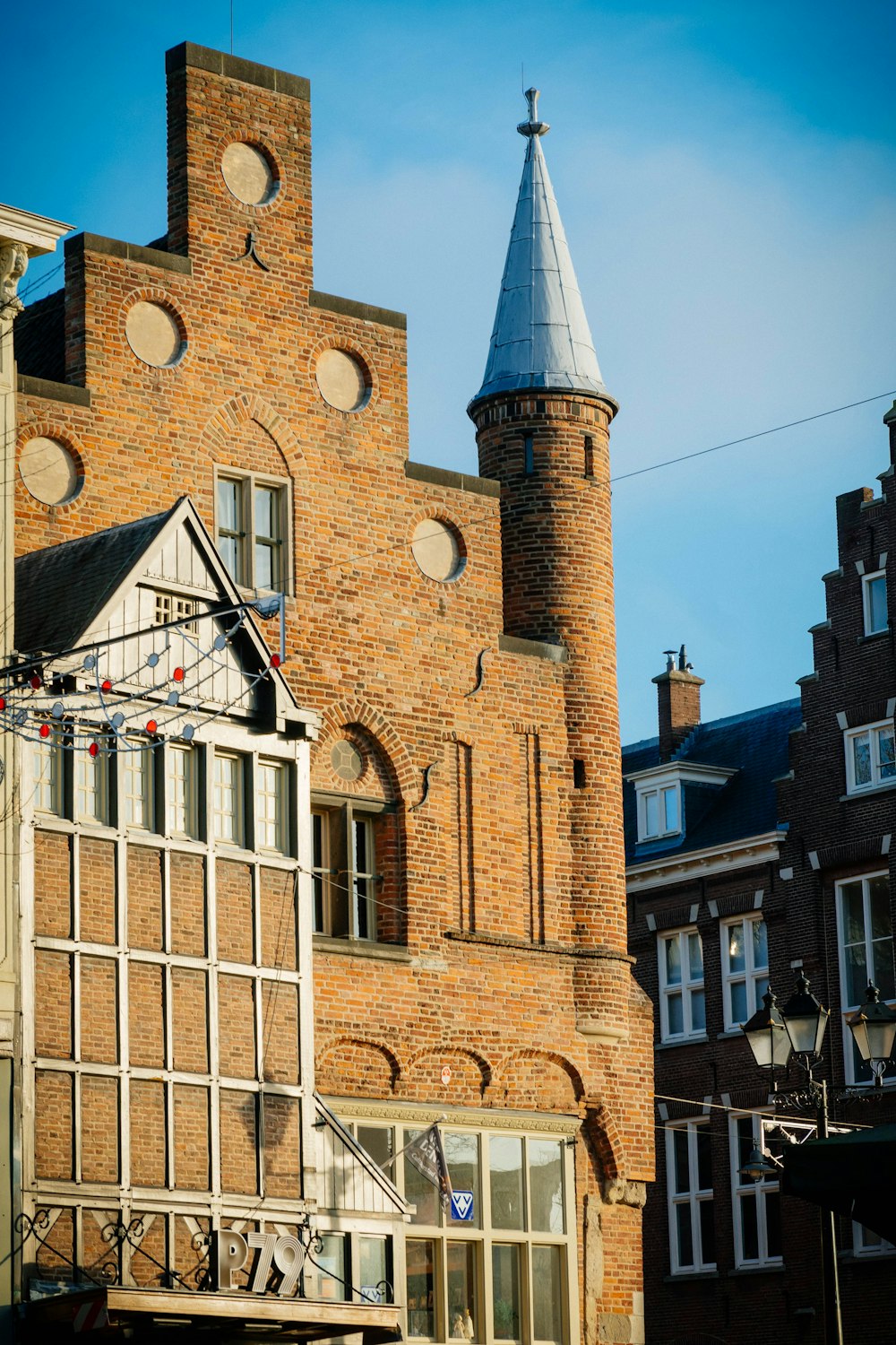 Un alto edificio in mattoni con una torre dell'orologio