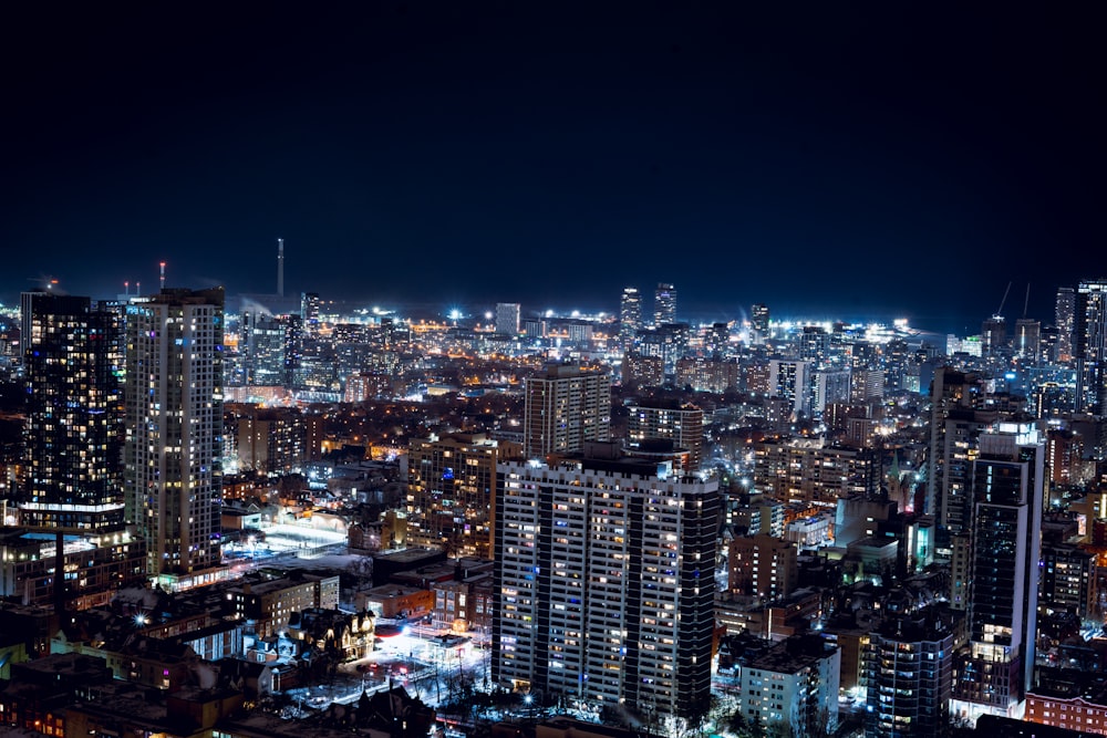 Una città di notte con molti edifici alti