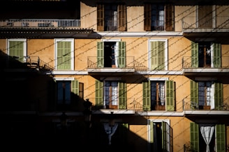 Spacious three-person apartment with workspace and electric shutters.