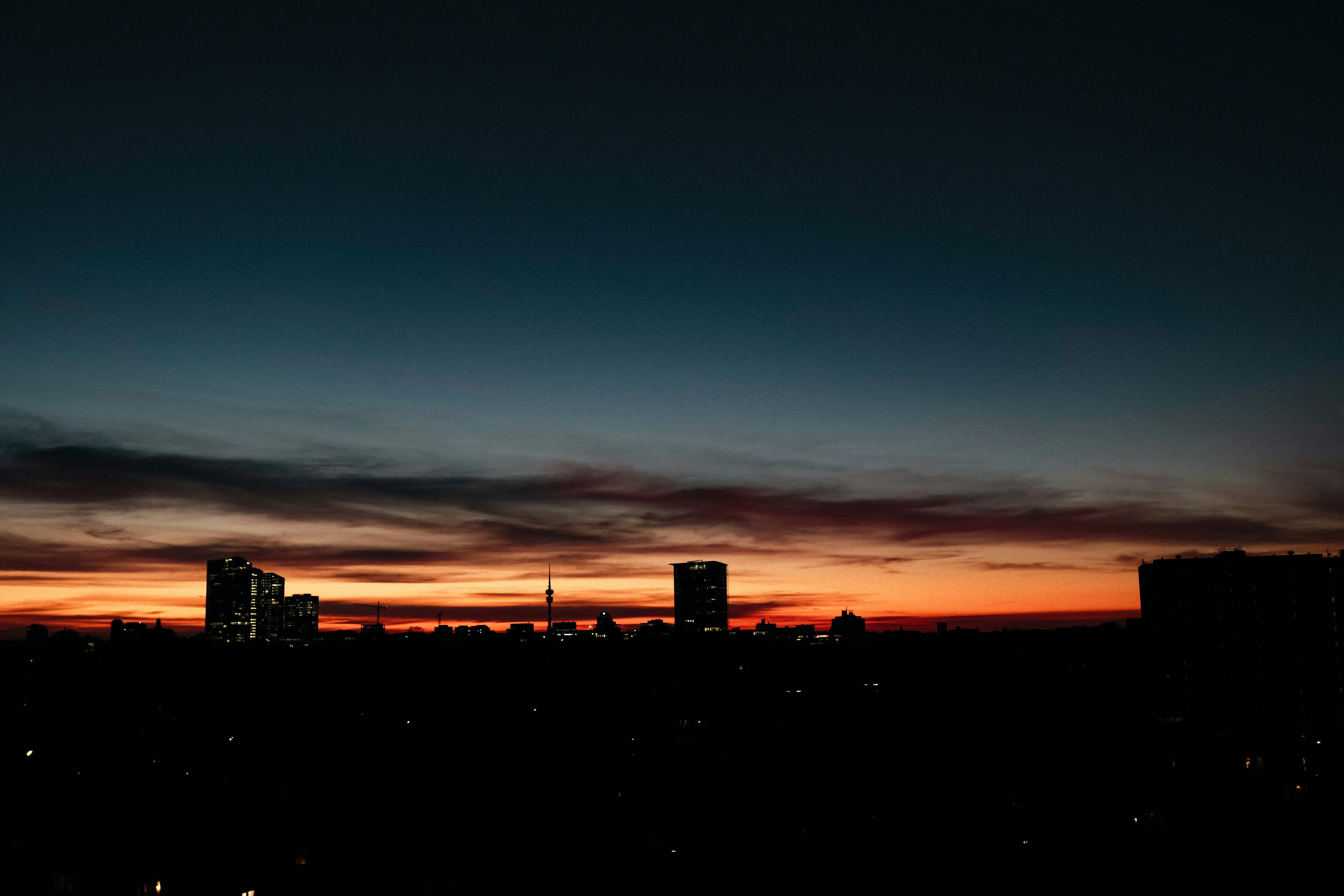 夜の街のスカイラインの眺め