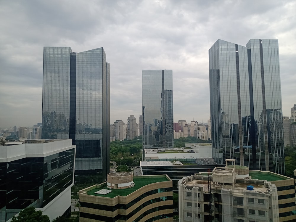 Una vista di una città da un grattacielo