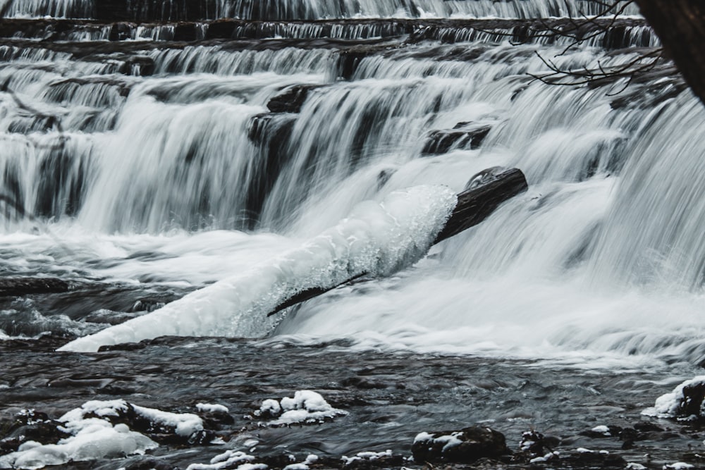 ein großer Wasserfall, über den viel Wasser fließt