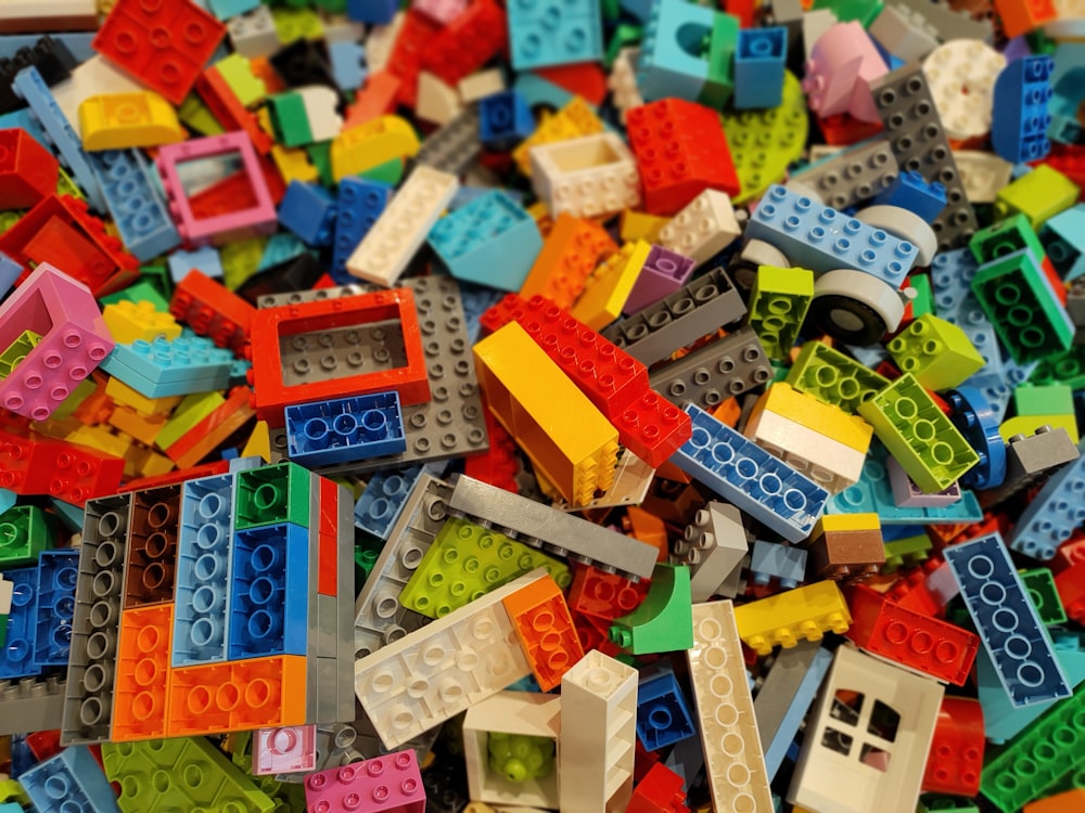 Una pila de legos multicolores sentados encima de una mesa