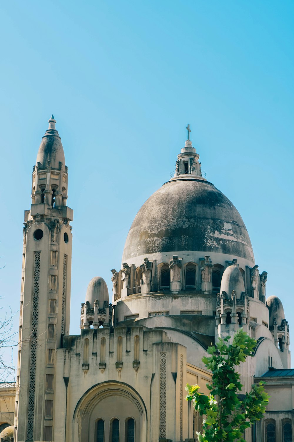 um grande edifício com uma cúpula em cima dele