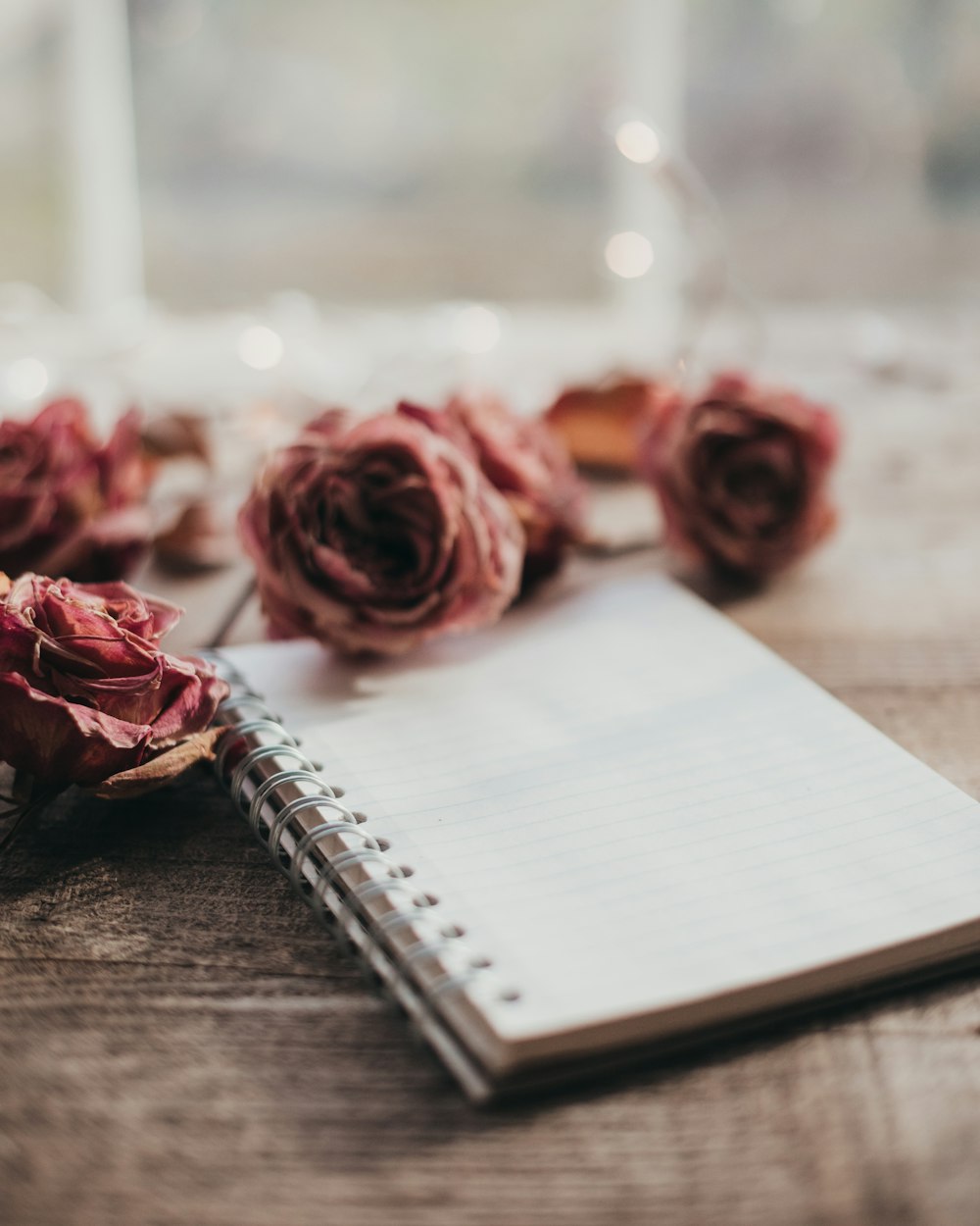 Un cuaderno con un ramo de flores encima