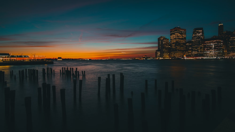 uma vista de um horizonte da cidade à noite do outro lado da água