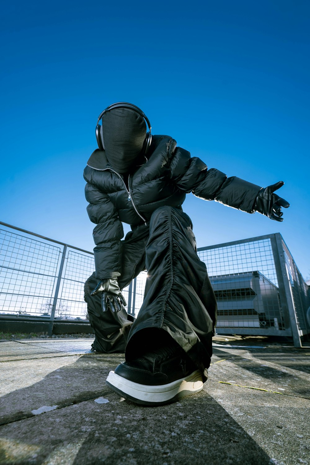 Uno skateboarder in giacca nera che fa un trucco