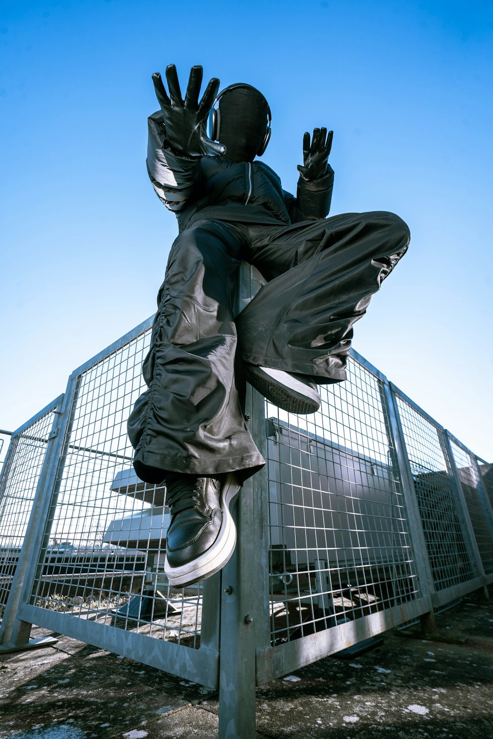 una statua di una persona su un palo di metallo