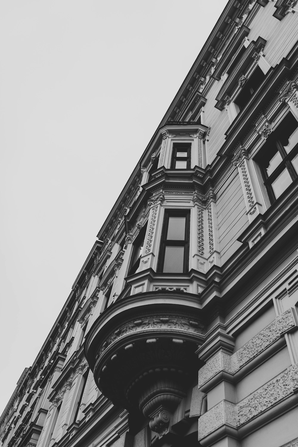 a black and white photo of a building