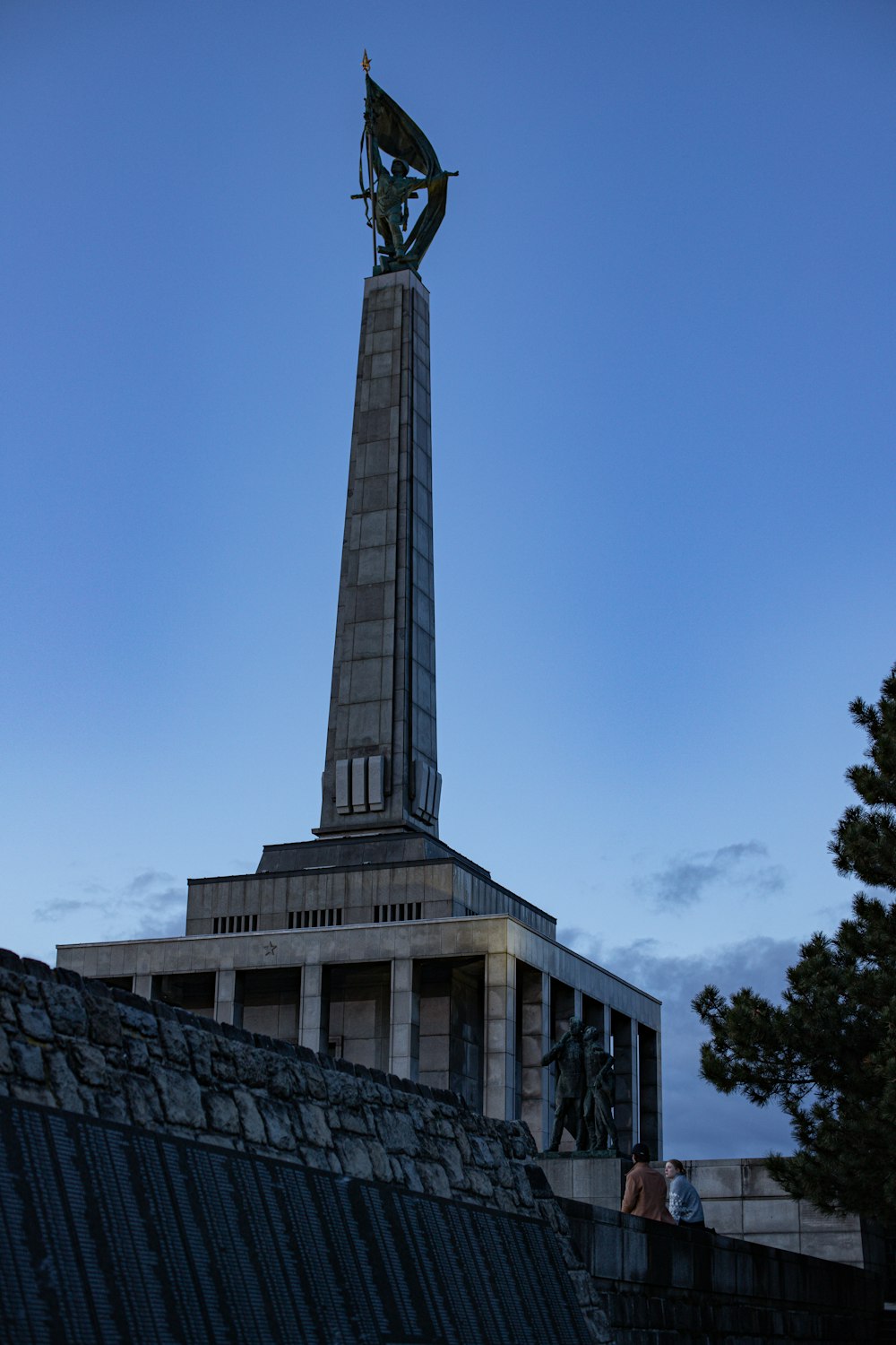 Un monumento alto con una estatua en la parte superior