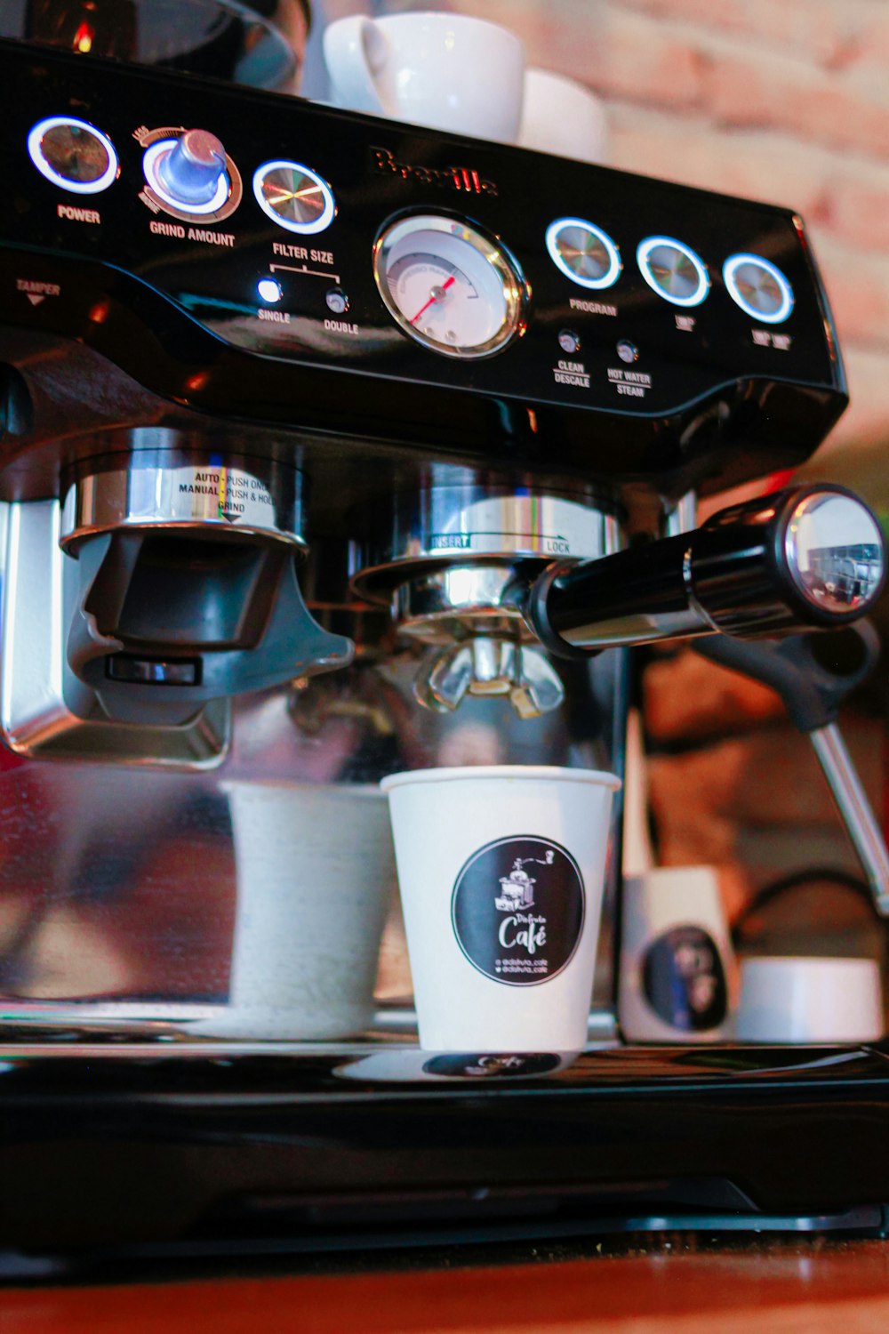 una máquina de café con dos tazas de café