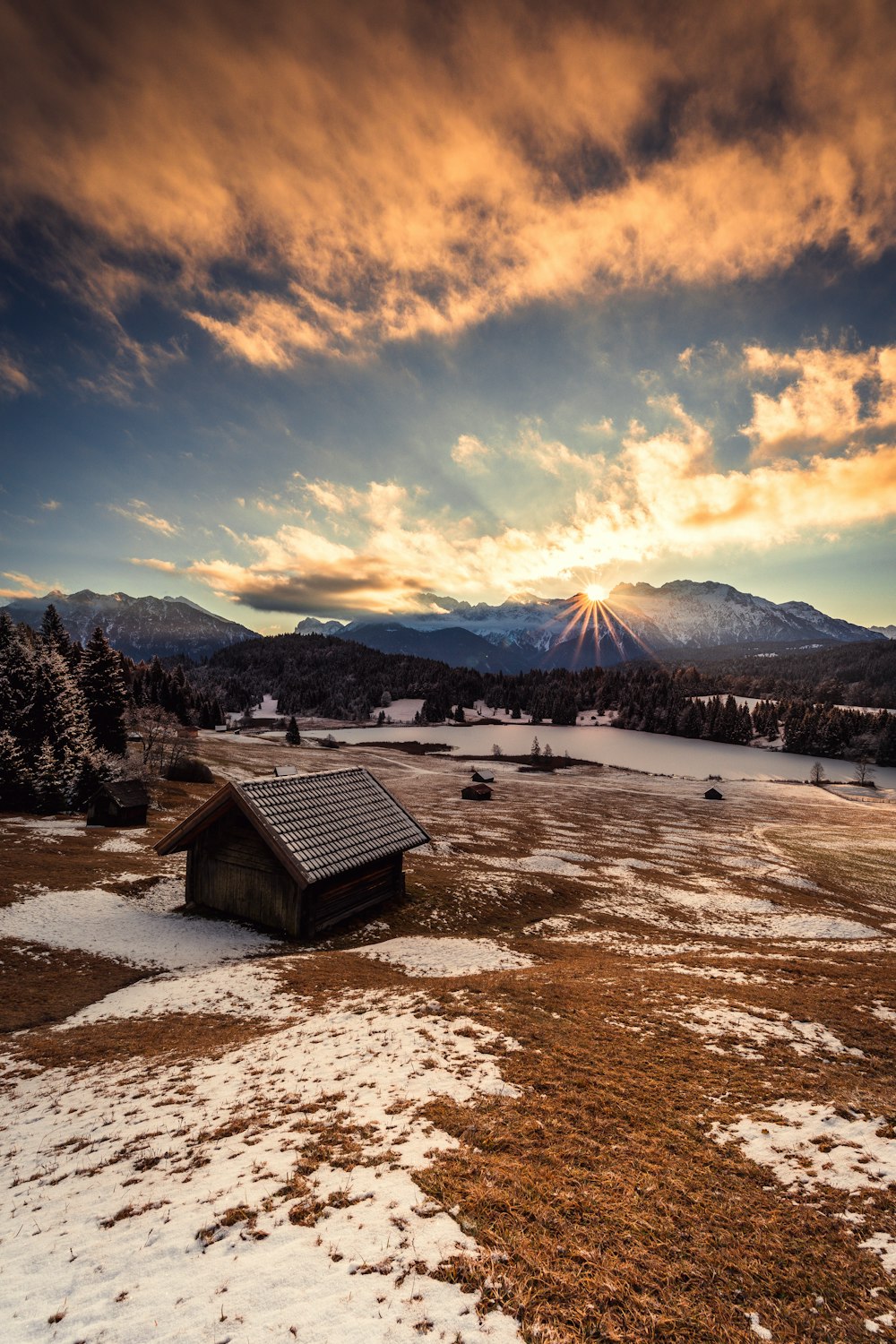 une petite cabane au milieu d’un champ enneigé