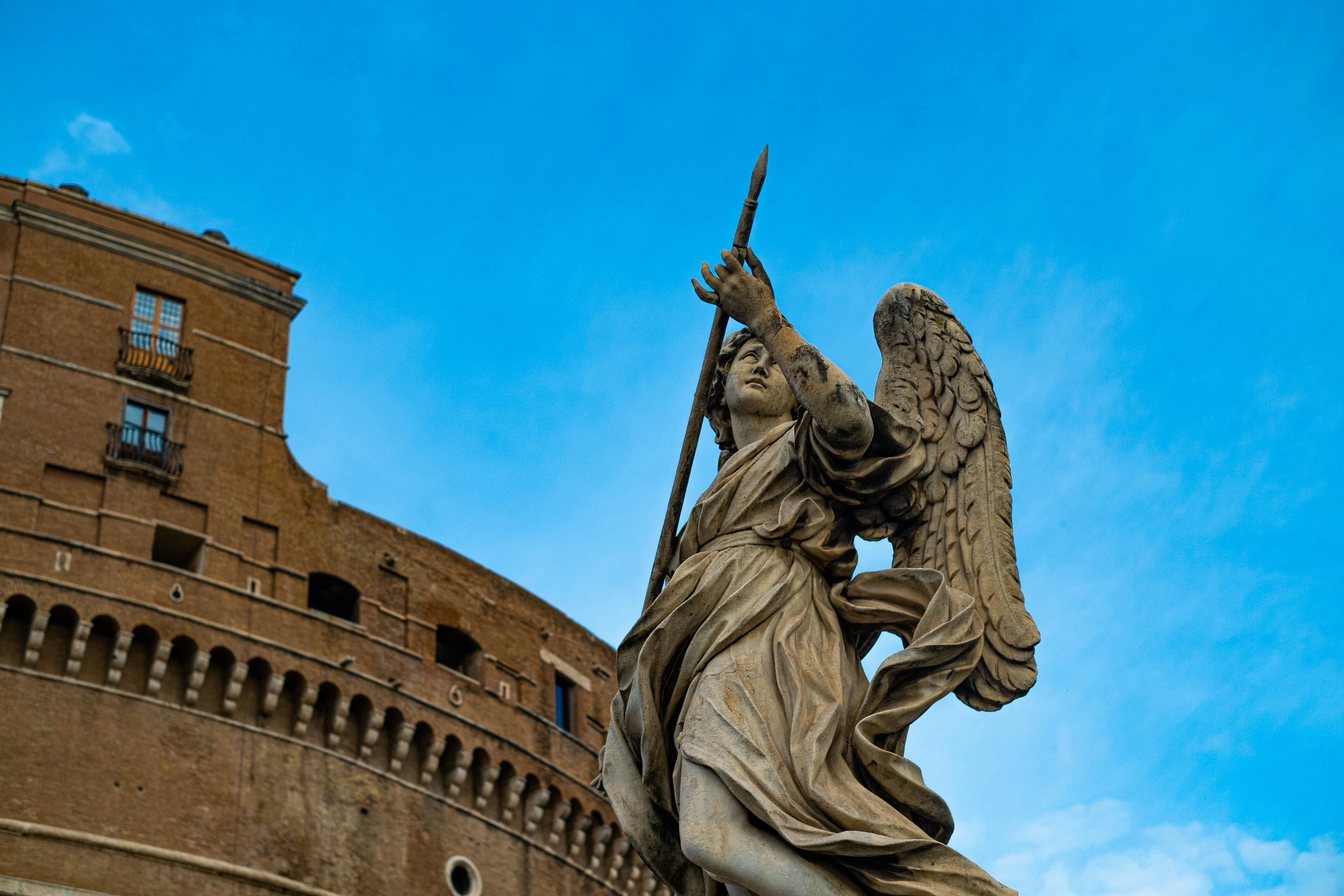 Una statua di un angelo sulla cima di un edificio