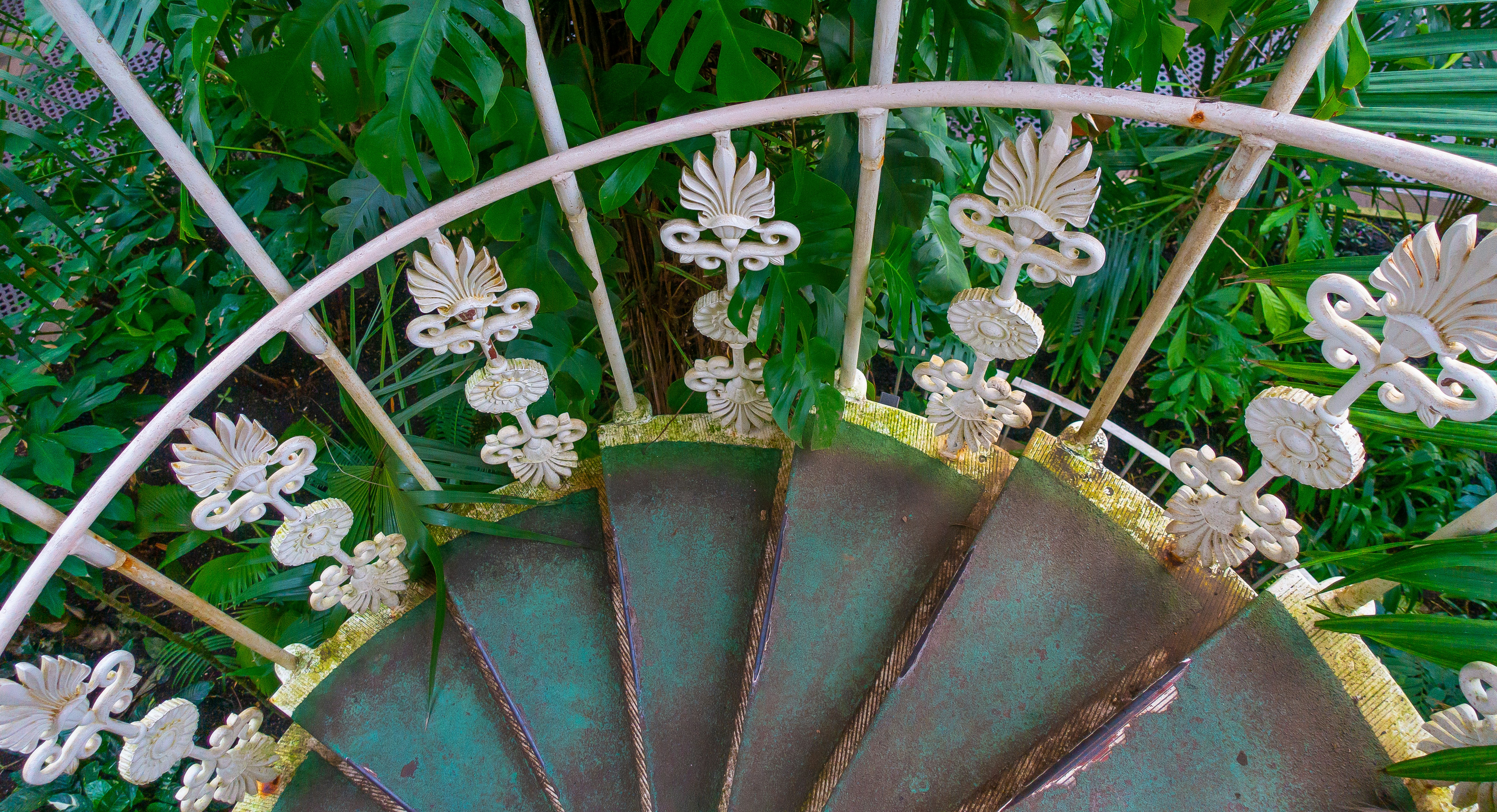 Nahaufnahme einer Wendeltreppe in einem Garten