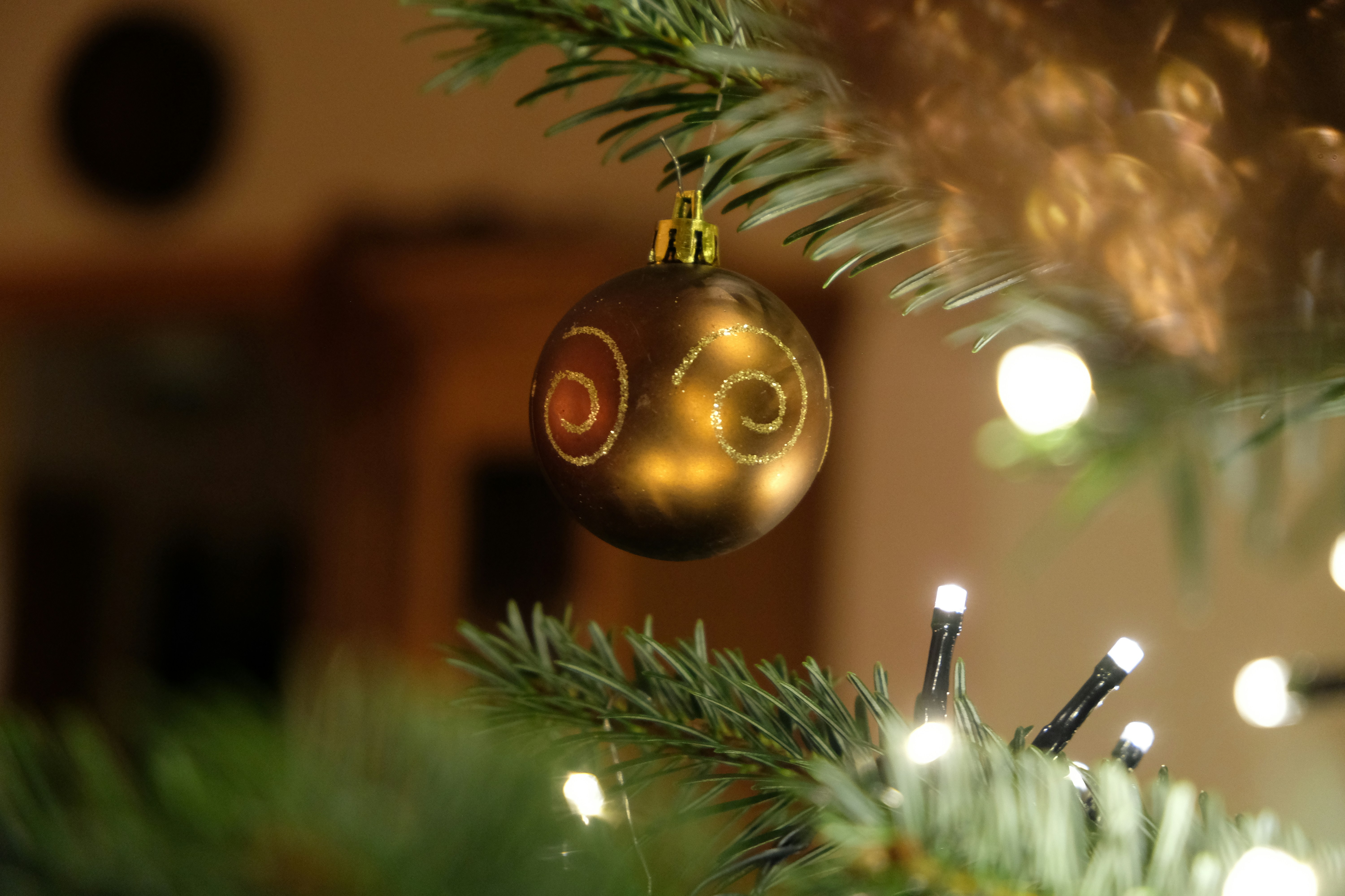 Ein Weihnachtsschmuck hängt an einem Weihnachtsbaum