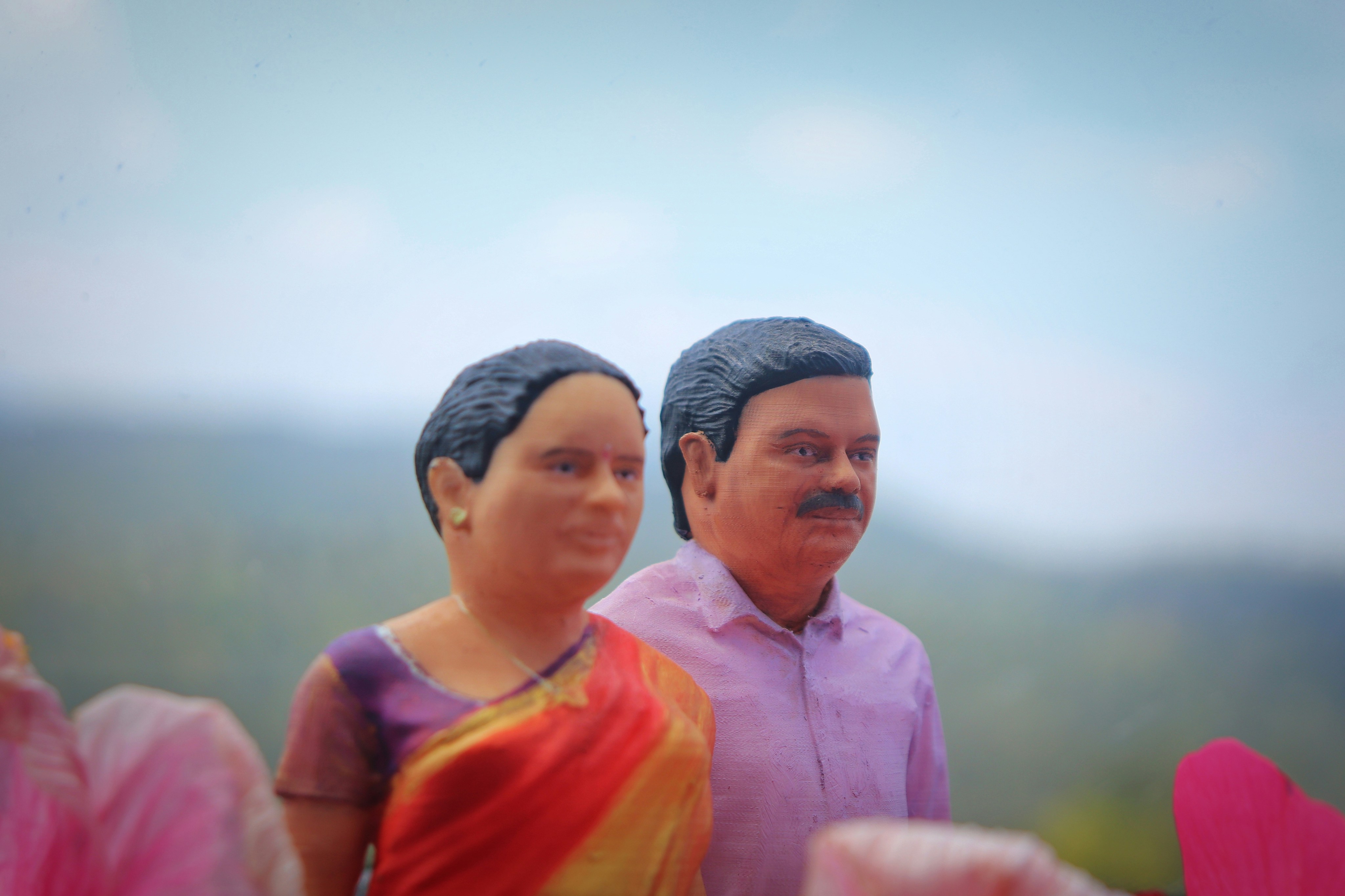 隣同士に座っている置物のカップル